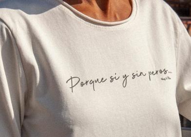 Imagen secundaria 1 - Camisetas con mensajes y prendas románticas de estilo boho en el ADN de Hug &amp; Clau, la nueva firma de moda femenina de Mayoral