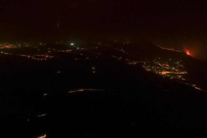 La oscuridad de la noche se vio rota por el color naranja de la lava del volcán.