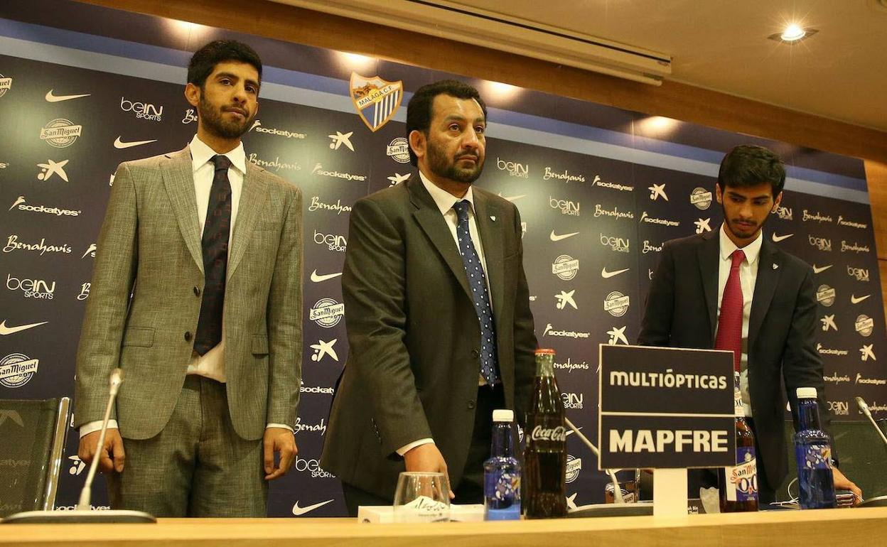 El jeque Al-Thani, en el centro en la sala de prensa de La Rosaleda, junto a sus hijos Nasser y Nayef. 