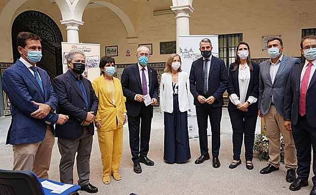 Los directores de los dos institutos, con el alcalde y otras autoridades, en el patio renacentista del Gaona. 