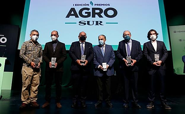 Los premiados tras el acto de entrega de los Premios Agro SUR en el auditorio Edgar Neville.