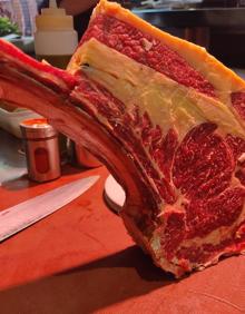 Imagen secundaria 2 - Arriba, Rubén, alma del Bar Fiesta del Mercado de Marbella, 28 años entre los favoritos de la gente local. Abajo: la especialidad de 'Fiesta, el bar del Mercao de Marbella' son los molletes, sobre todo el de carne mechada, de los que son fans famosos chefs. En la última foto, en el Mercado del Carmen, Encarnes de Cholo permite disfrutar de un chuletón recién cortado por el carnicero y hecho en brasas de encina 