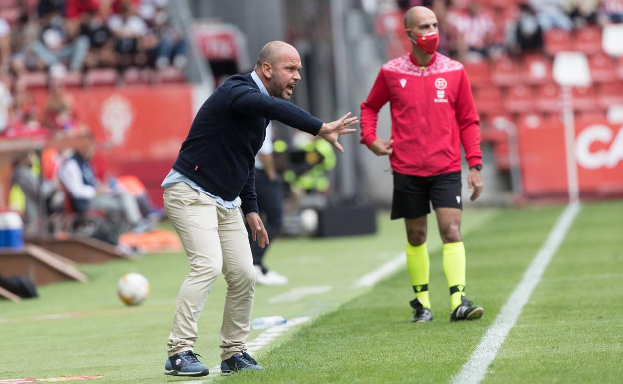 José Alberto, durante el encuentro en El Molinón. 