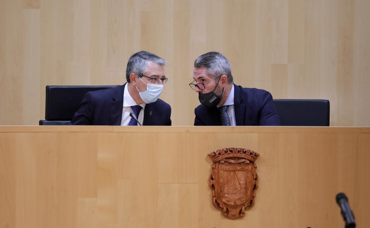 Salado dialoga con el vicepresidente primero, Juan Carlos Maldonado, en un momento de la sesión.