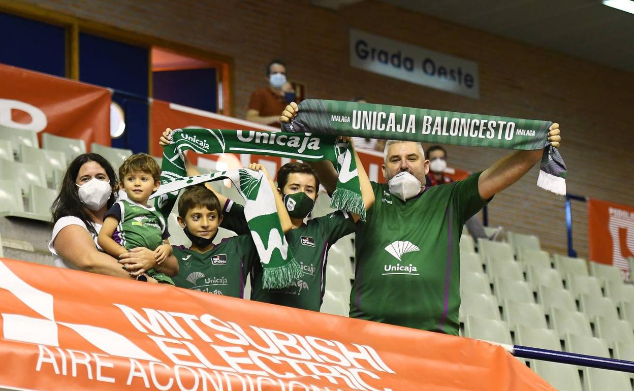 Aficionados del Unicaja en las gradas del Palacio de los Deportes de Murcia. 