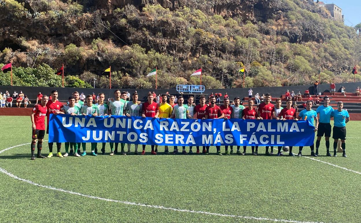 Los dos equipos posaron con una pancarta de apoyo a La Palma. 