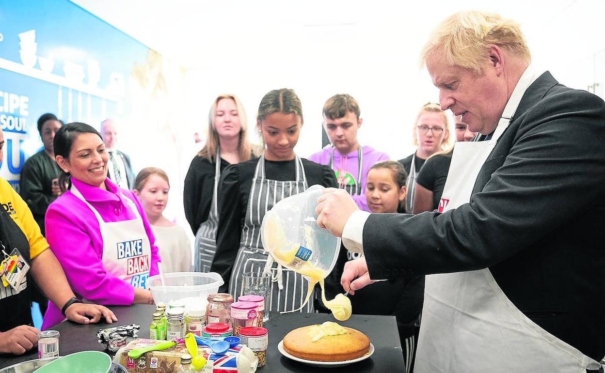 Boris Johnson, de repostero este domingo.