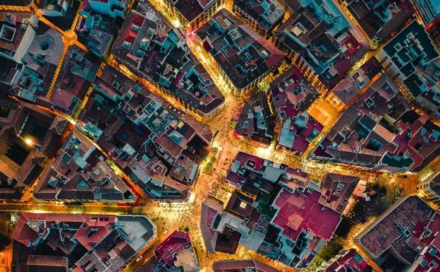 Imagen principal - Fotografía aérea: Una espectacular Catedral de Málaga a vista de dron que se ha hecho viral