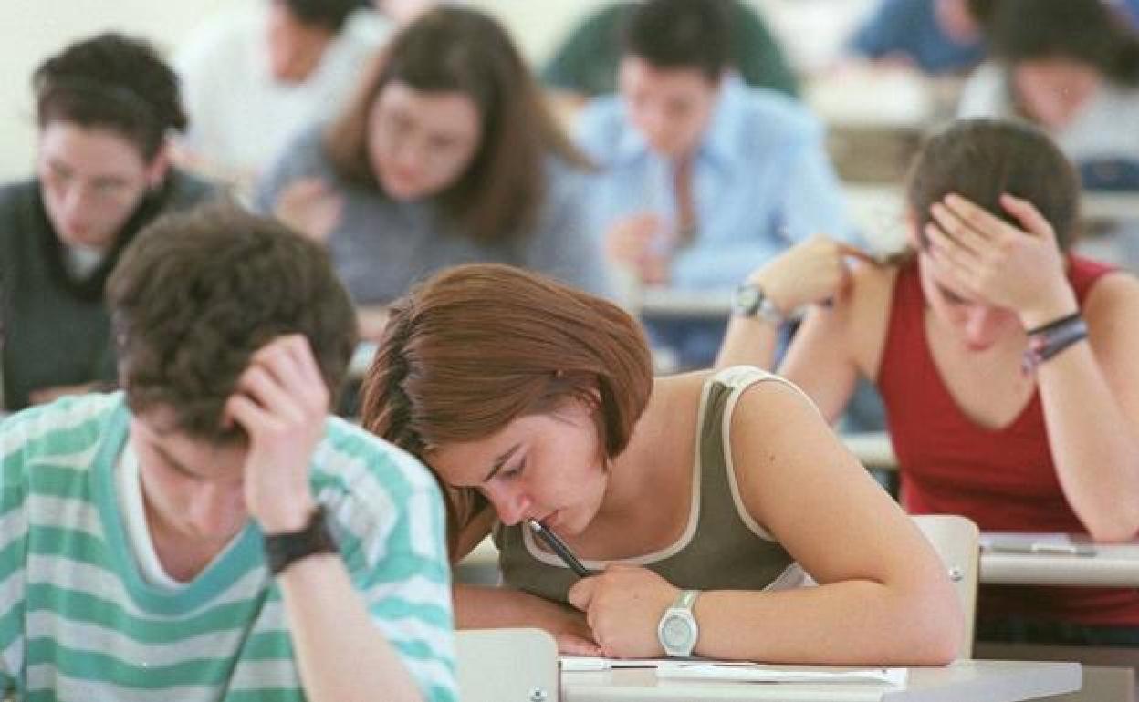 Estudiantes en un examen. 