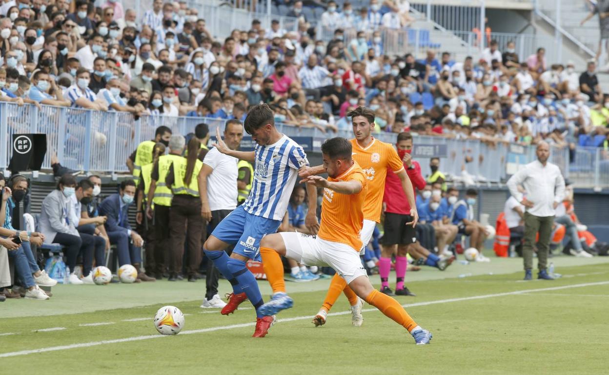 Jozabed protege la pelota en el partido frente al Fuenlabrada. 