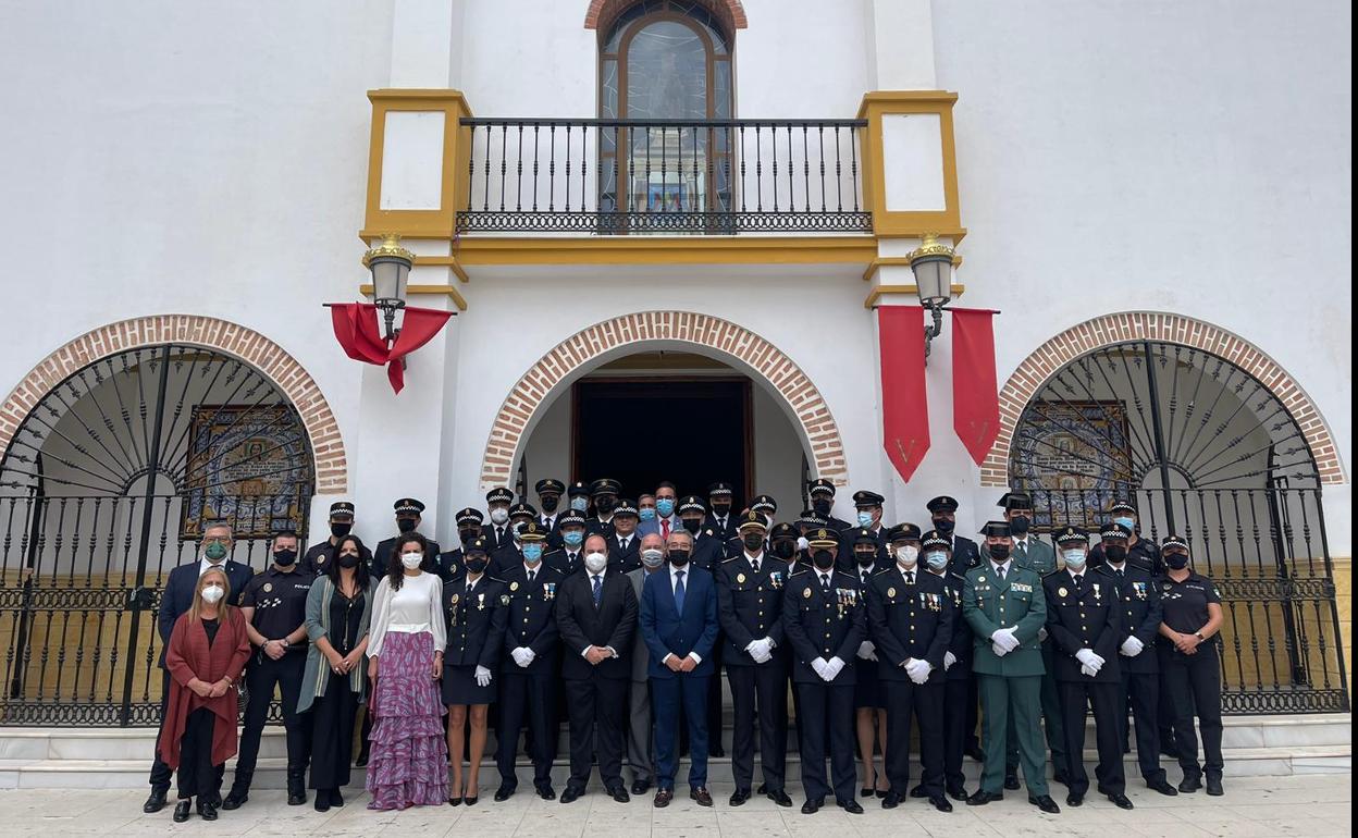 Foto de familia de los asistentes al acto. 