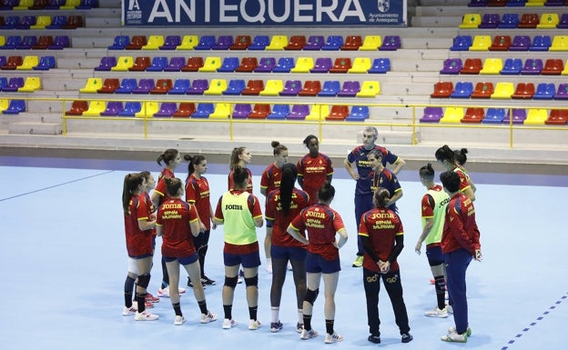 Las 'guerreras', junto a José Ignacio Prades. 