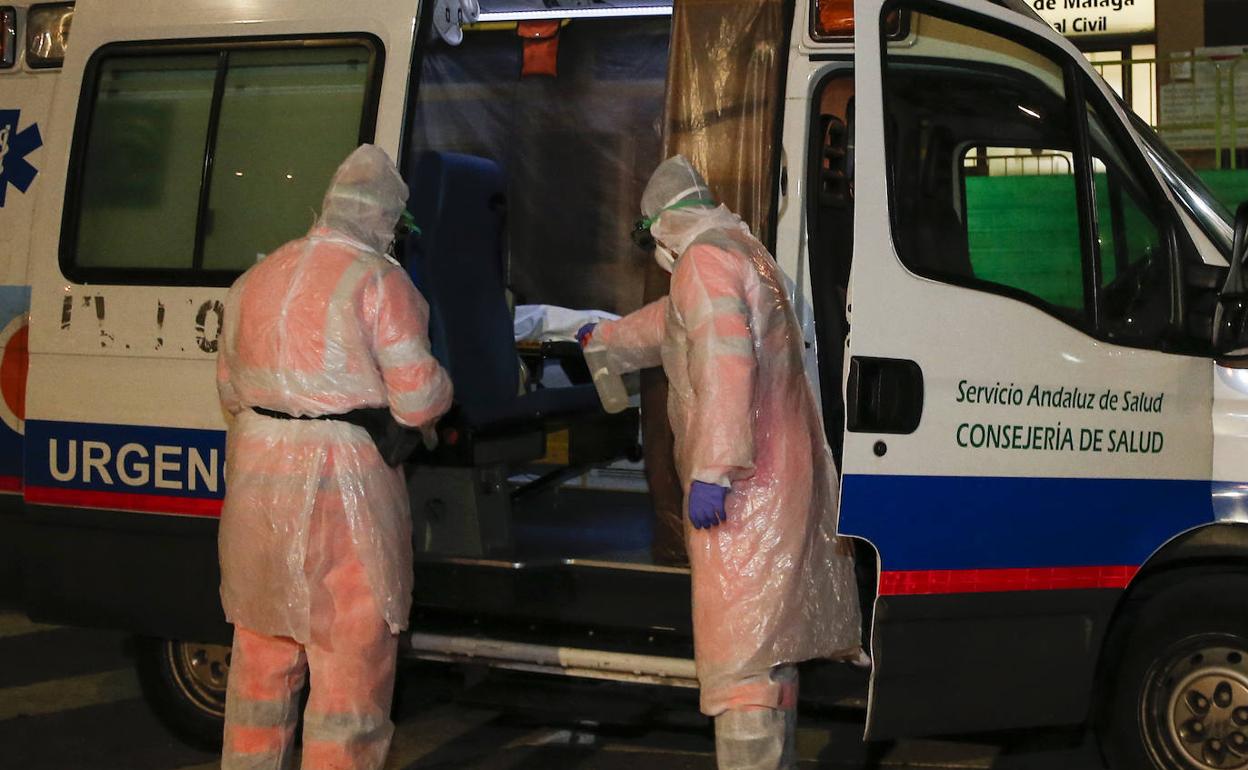 Dos profesionales sanitarios. 