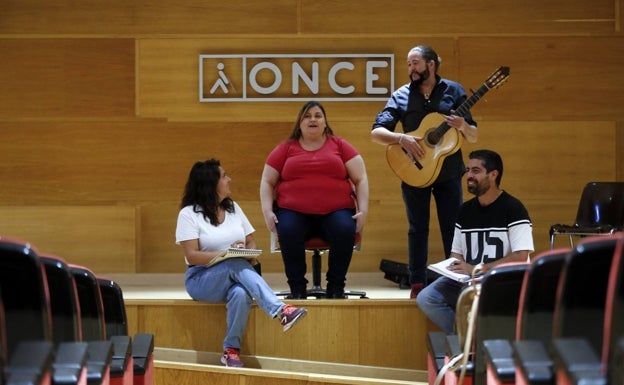 Esther Ruiz en el centro, con el guitarrista Sergio Molido y los responsables de la dramaturgia, LaPili y Rafael Bulé. 