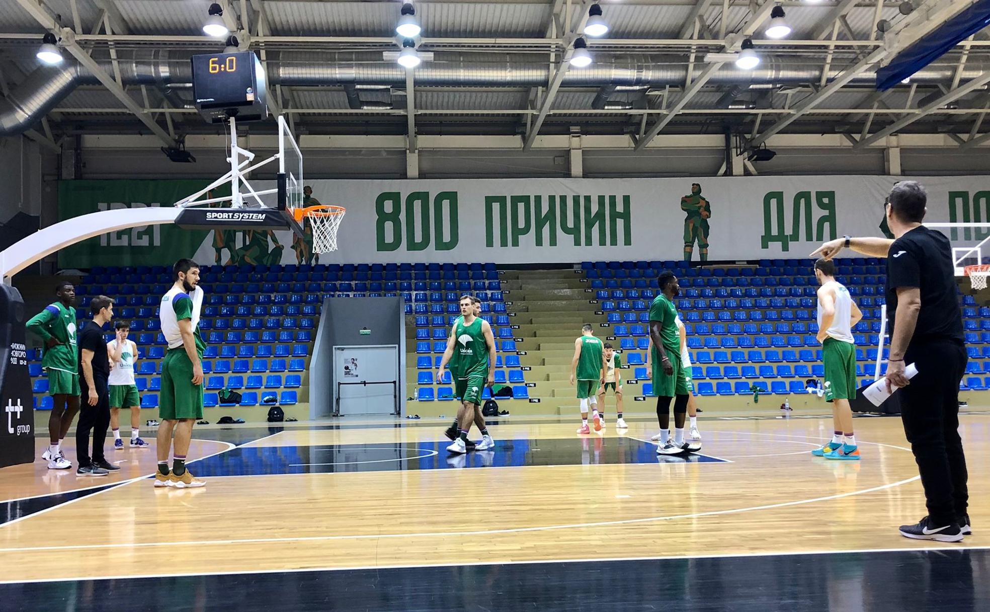 Katsikaris da instrucciones durante el entrenamiento que el Unicaja realizó ayer en la cancha auxiliar del Nizhny Novgorod. 