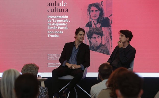 Alejandro Simón Partal y Jonás Trueba, durante la charla en la fábrica de Cervezas Victoria. 