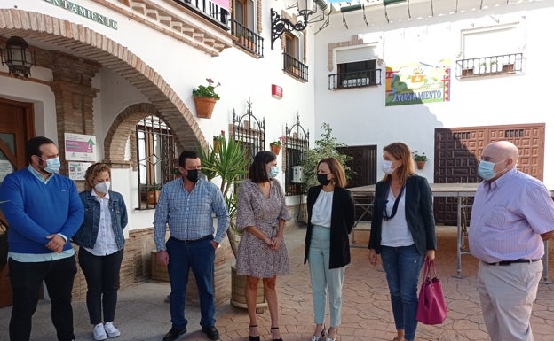 La delegada de la Junta, durante su visita ayer a Alcaucín. 