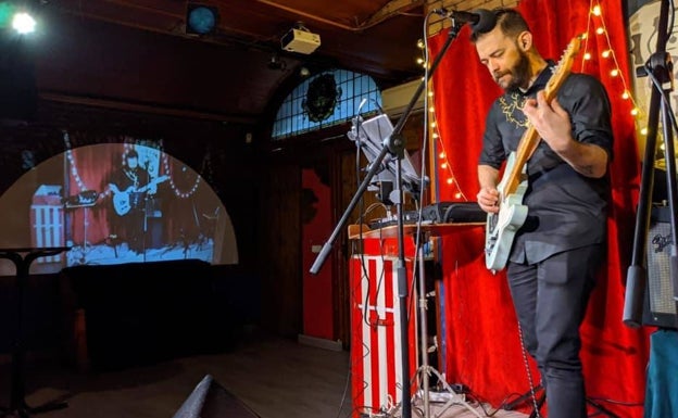 Imagen principal - Arriba, el malagueño Ayllón, durante un concierto en Madrid. Debajo, imagen promocional y portada de su nuevo disco.