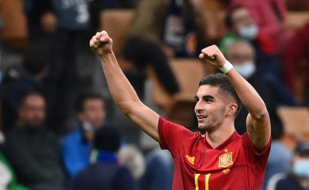 Ferran Torres celebra uno de sus goles ante Italia. 