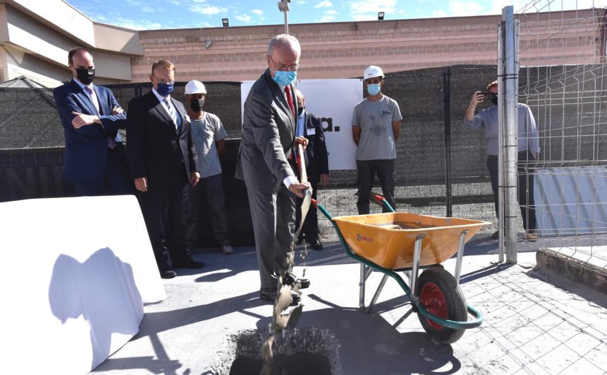 El alcalde de Málaga, con una pala, enterrando la primera piedra del hotel