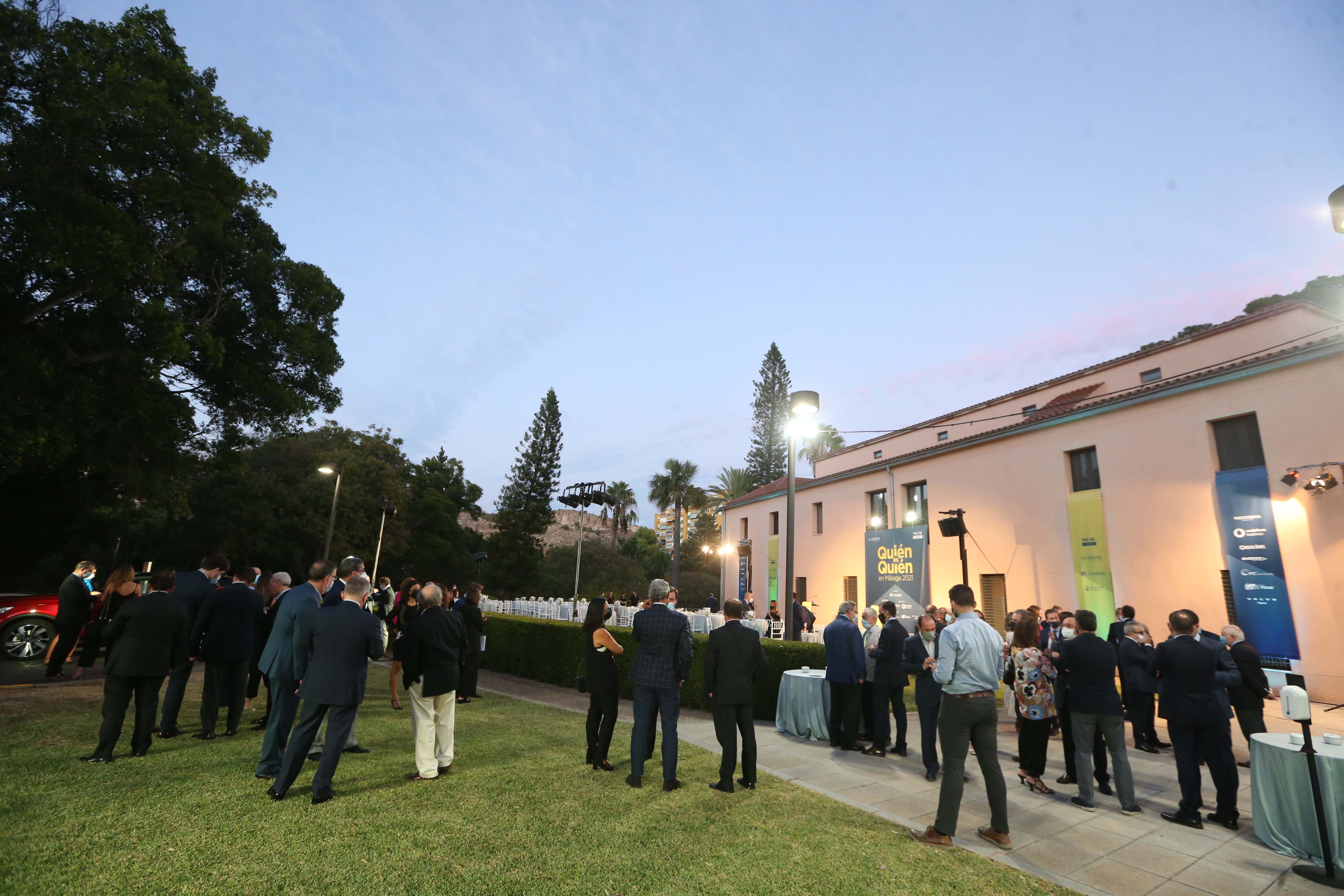 Los invitados, en los jardines de San Telmo Business School