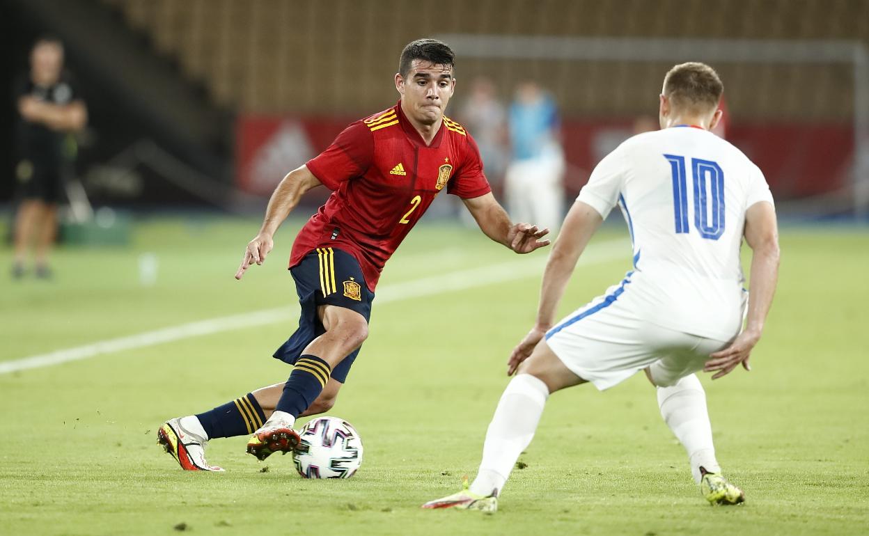 El jugador del Málaga, Víctor Gómez, controla un balón durante su partido con la selección española sub-21 frente a Eslovaquia en La Cartuja de Sevilla.