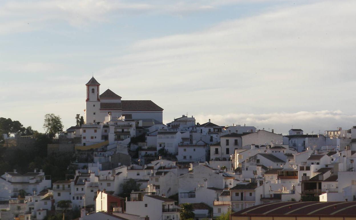 La iglesia de Santa Ana, erigida junto al castillo, es el punto más elevado del casco urbano. 