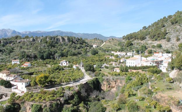 La aldea de Jorox está situada en un abrupto y tranquilo valle en el camino que va a Yunquera. 