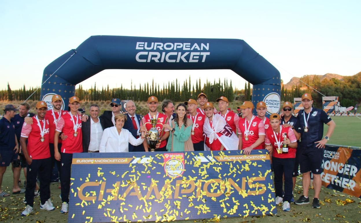 Entrega del trofeo al equipo inglés de críquet.