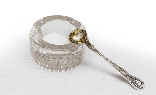 La mesa de los Loring. Gonzalo Fernández-Prieto, historiador y coleccionista, ha recreado la mesa de los Loring con piezas contemporáneas del Museo del Vidrio.