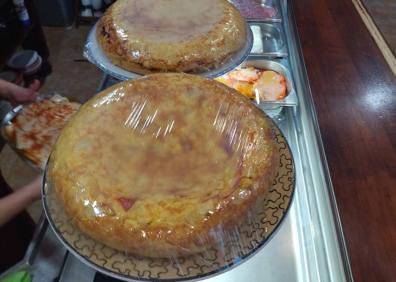 Imagen secundaria 1 - Cachopo asturiano, arriba. Las tortillas de patatas rellenas son protagonistas los viernes. Abajo, paletilla de chivo lechal malagueño al horno