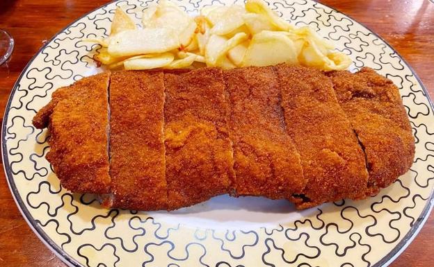 Imagen principal - Cachopo asturiano, arriba. Las tortillas de patatas rellenas son protagonistas los viernes. Abajo, paletilla de chivo lechal malagueño al horno