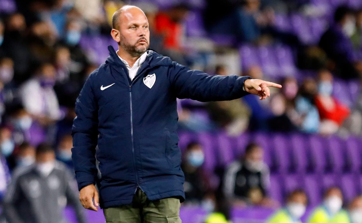 José Alberto López, entrenador del Málaga, durante el partido contra el Valladolid en el estadio José Zorrilla.