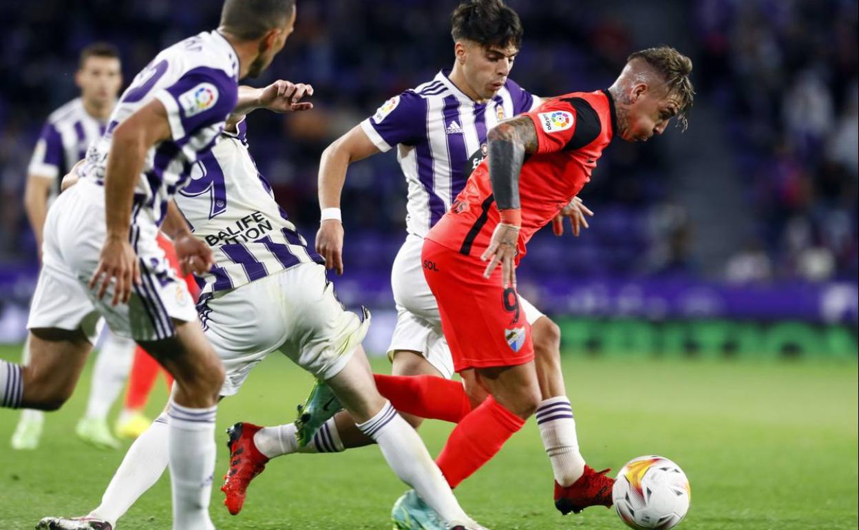 Brandon trata de marcharse entre tres jugadores del Valladolid. 