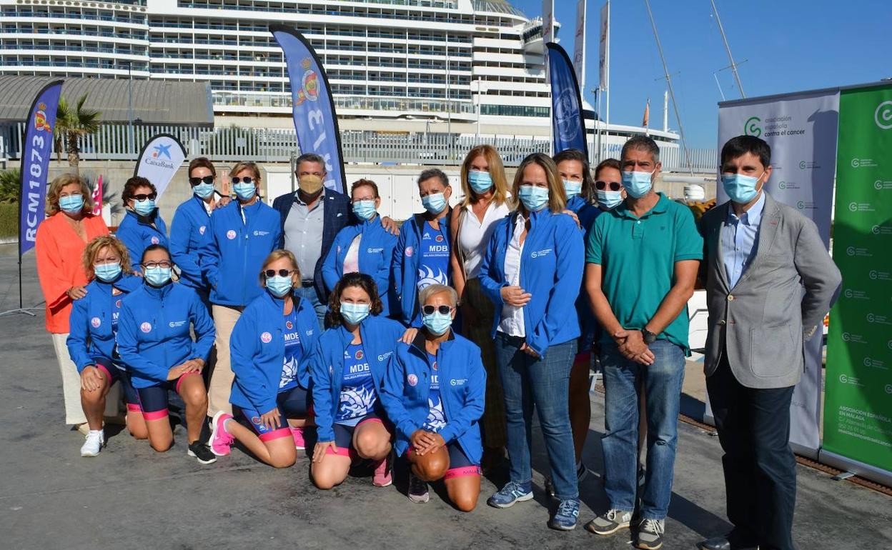 Equipo de la Dragon Boat y miembros de la AECC, durante la entrega de chalecos. 