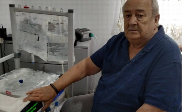 Francisco Márquez se conecta diariamente diez horas a una máquina para filtrar la sangre del único riñón que tiene. 