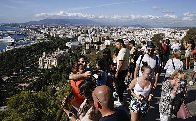 Mirador de Gibralfaro, repleto de turistas este domingo. 