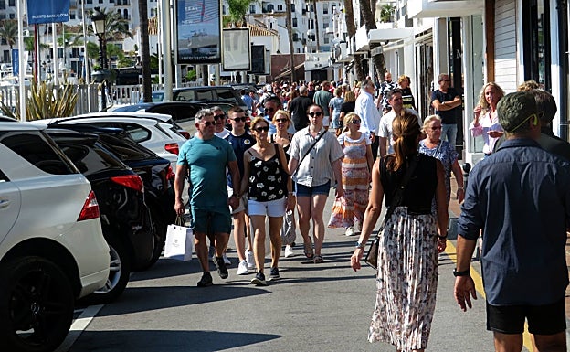 Ambiente de compras en Puerto Banús. 