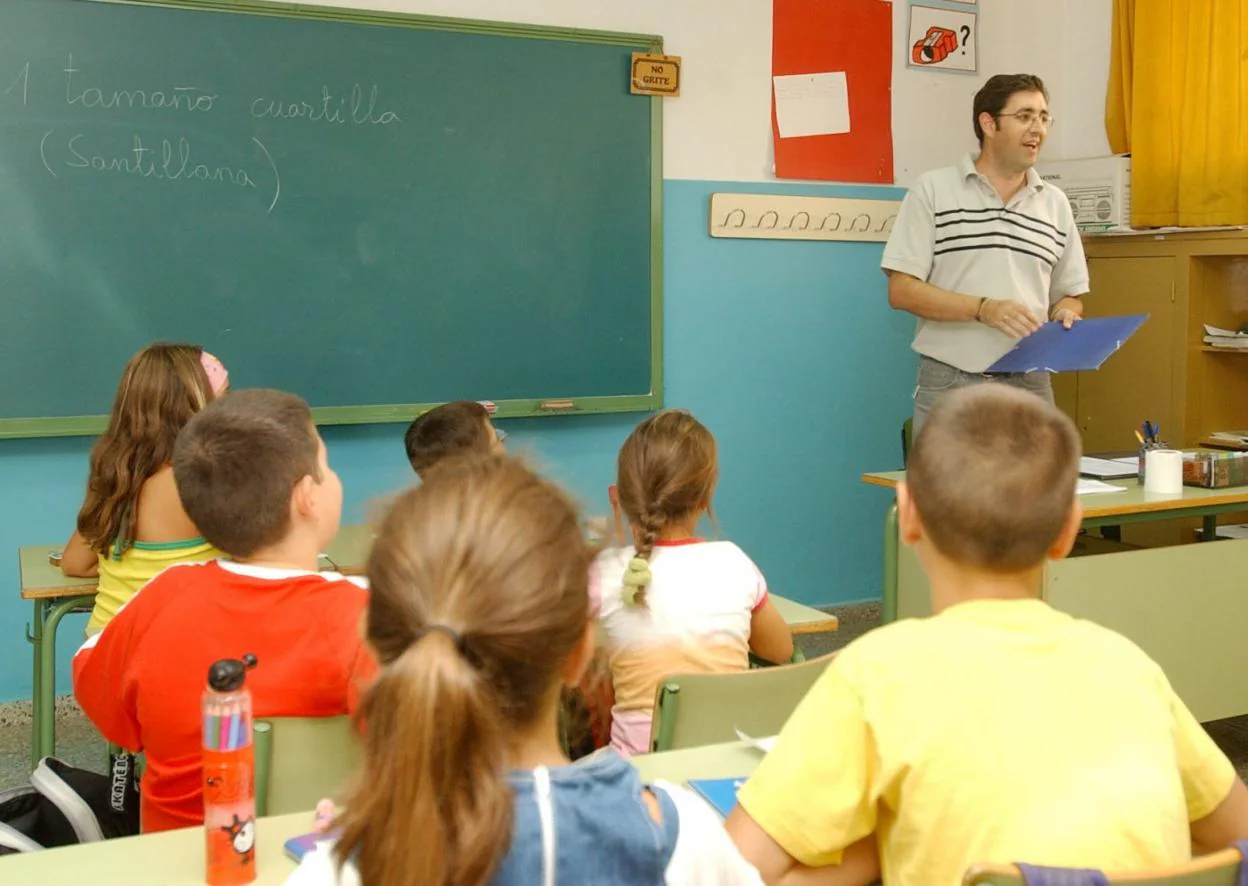 Un profesor imparte clase a su alumnado en un aula de Educación Primaria. sur. archivo