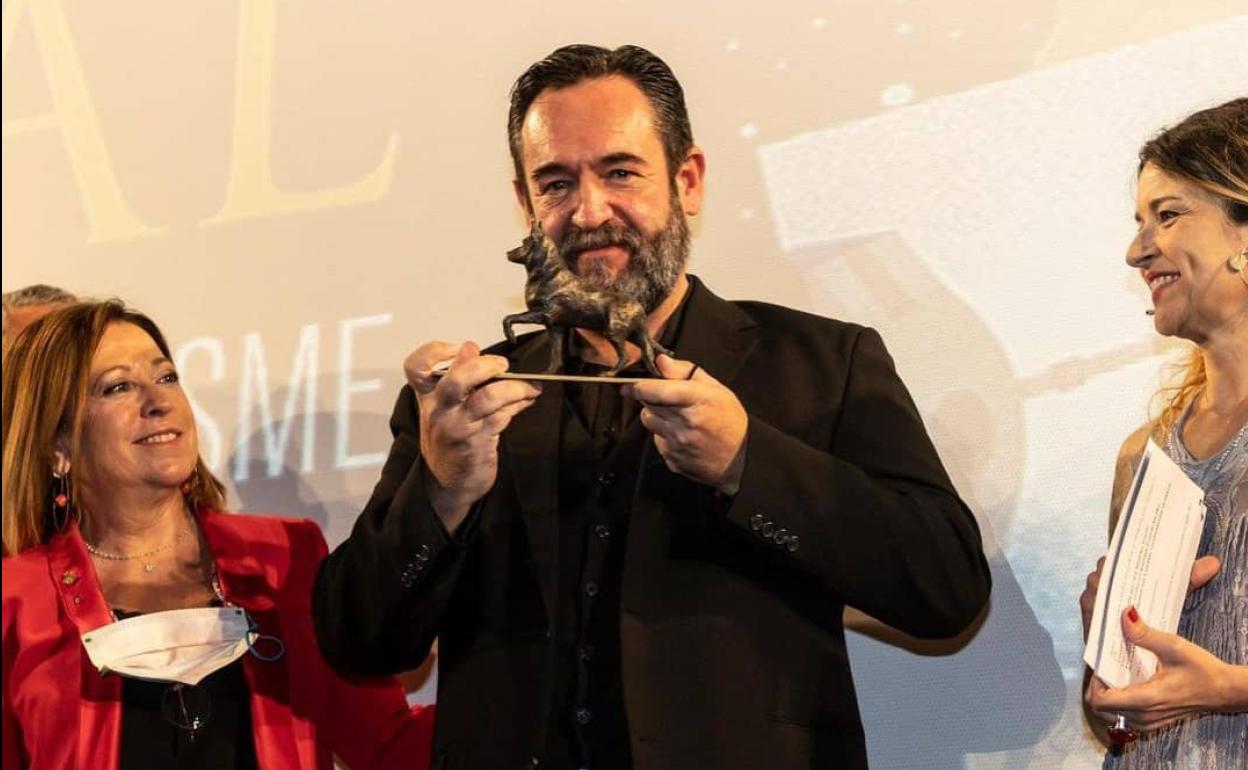 Enrique García recoge el premio del Calella Film Festival. 