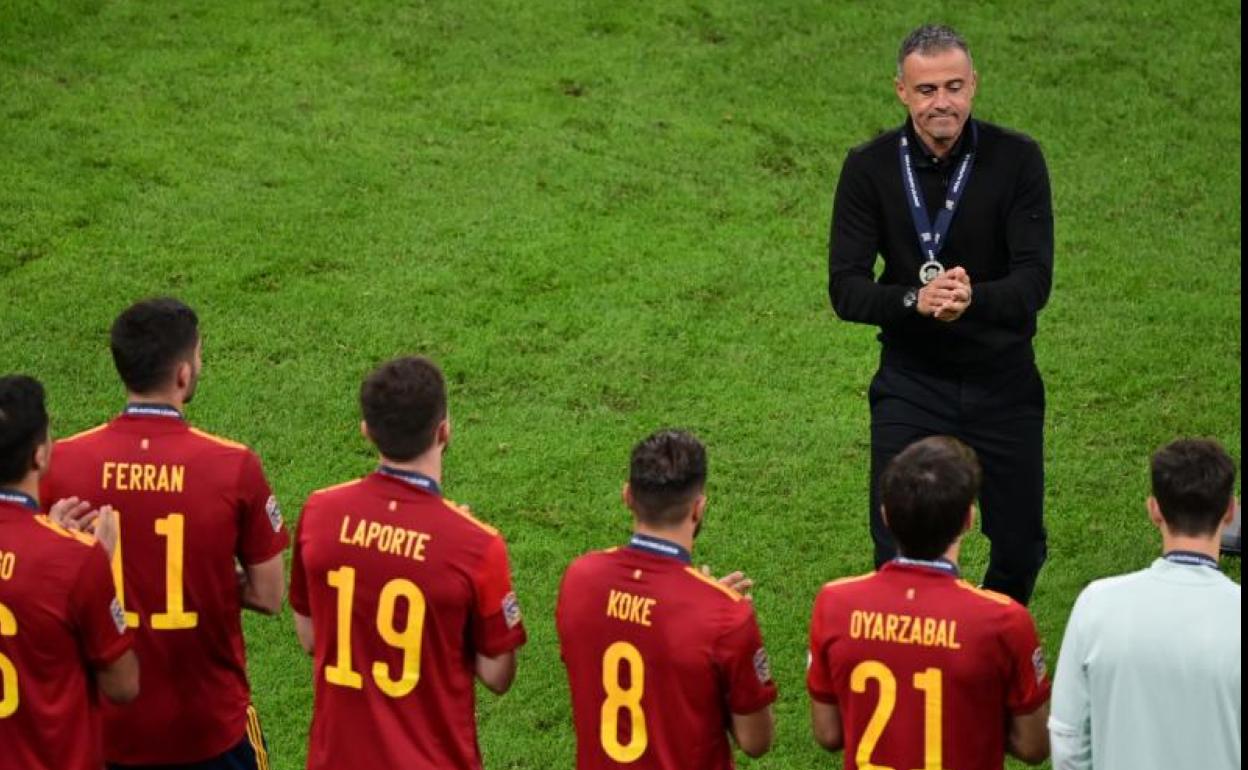 Luis Enrique, junto a varios de sus futbolistas, tras la final de la Liga de Naciones. 