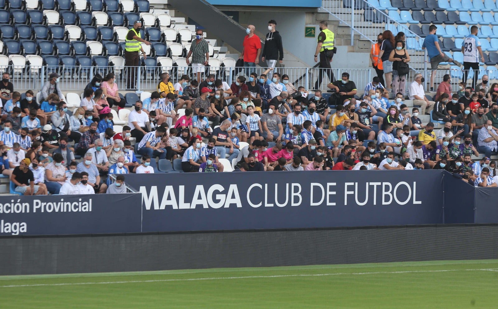 El club blanquiazul abrió las puertas de su estadio para crear comunión entre plantilla y seguidores aprovechando el festivo nacioanl del Día de la Hispanidad y con el objetivo de impulsar la venta de abonos.