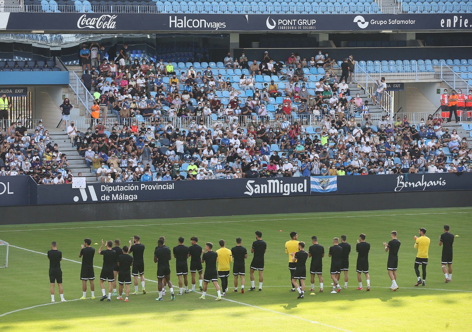 El club blanquiazul abrió las puertas de su estadio para crear comunión entre plantilla y seguidores aprovechando el festivo nacioanl del Día de la Hispanidad y con el objetivo de impulsar la venta de abonos.