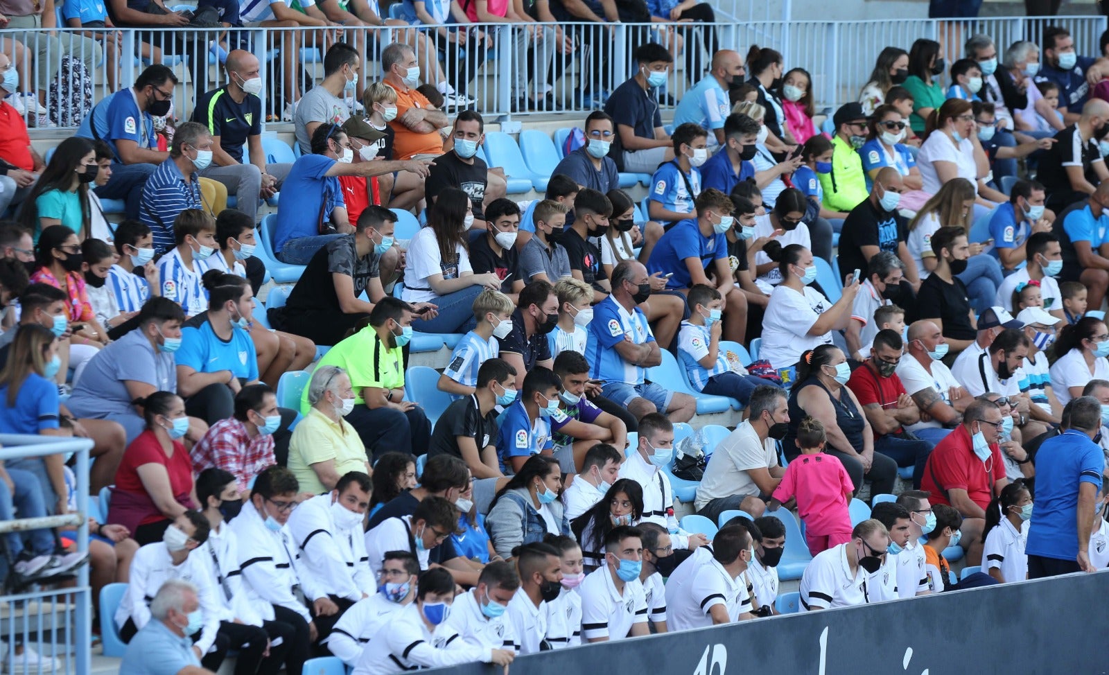 El club blanquiazul abrió las puertas de su estadio para crear comunión entre plantilla y seguidores aprovechando el festivo nacioanl del Día de la Hispanidad y con el objetivo de impulsar la venta de abonos.