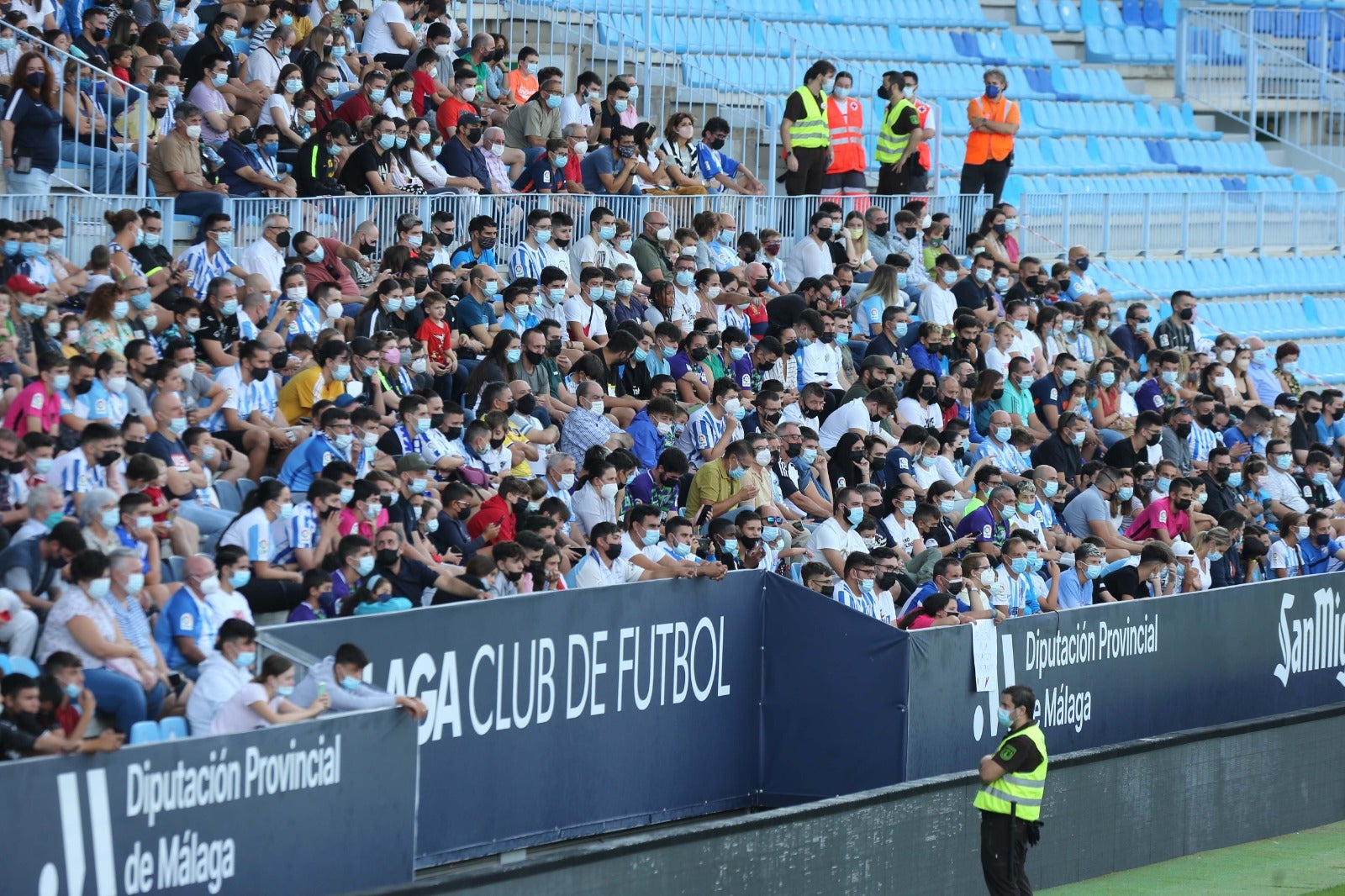 El club blanquiazul abrió las puertas de su estadio para crear comunión entre plantilla y seguidores aprovechando el festivo nacioanl del Día de la Hispanidad y con el objetivo de impulsar la venta de abonos.
