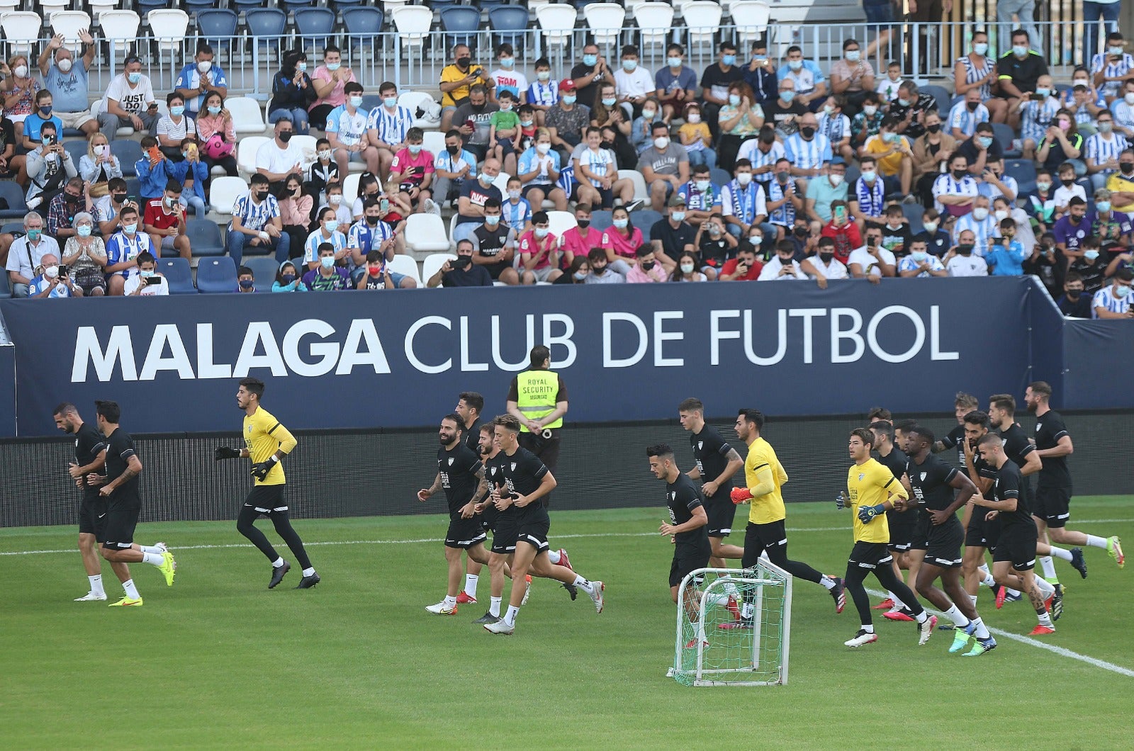 El club blanquiazul abrió las puertas de su estadio para crear comunión entre plantilla y seguidores aprovechando el festivo nacioanl del Día de la Hispanidad y con el objetivo de impulsar la venta de abonos.