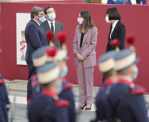 El ministro de Inclusión, Seguridad Social y Migraciones, José Luis Escrivá; el ministro de Consumo, Alberto Garzón; la ministra de Igualdad, Irene Montero; la ministra de Ciencia e Innovación, Diana Morant, charlan antes del inicio del acto.