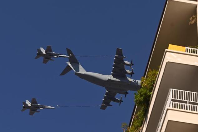 Un T-23 y dos cazas F-18 C-15 participan en el desfile aéreo militar del 12 de Octubre.