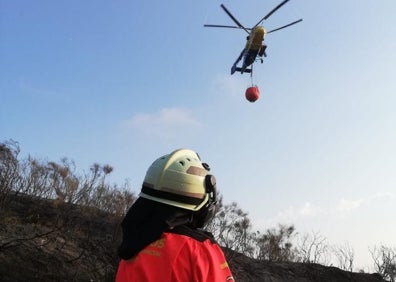 Imagen secundaria 1 - Tres imágenes del incendio registrado este martes en Periana. 