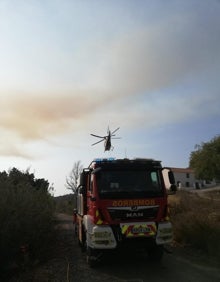 Imagen secundaria 2 - Tres imágenes del incendio registrado este martes en Periana. 